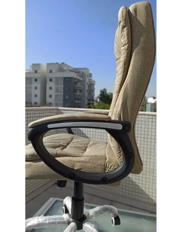 כיסא מנהלים מפואר ונוח לעבודת מחשב בסביבה היתית או במשרד
